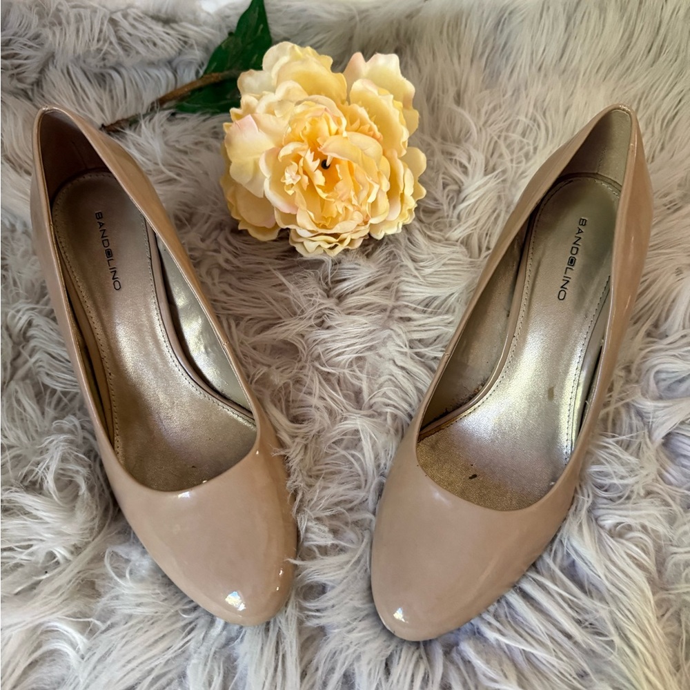 Bandolino Beige Patent Round-Toe Heels